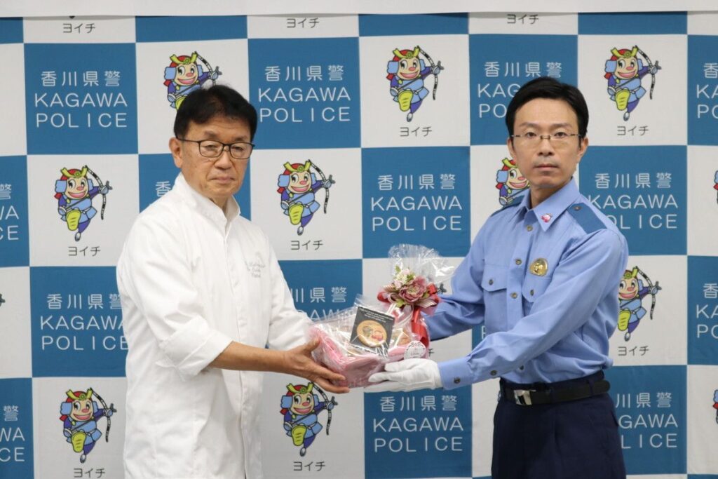 被害者支援の啓発に 老舗の洋菓子店「ルーヴ」が香川県警にクッキー300枚を寄贈