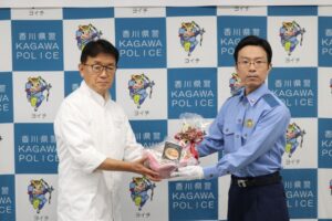 被害者支援の啓発に 老舗の洋菓子店「ルーヴ」が香川県警にクッキー300枚を寄贈