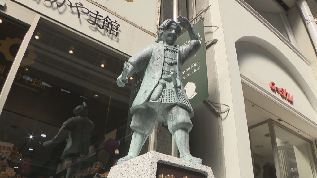 岡山市に新たなフォトスポット 表町商店街に「新・桃太郎像」登場 桃太郎のお供になって撮影