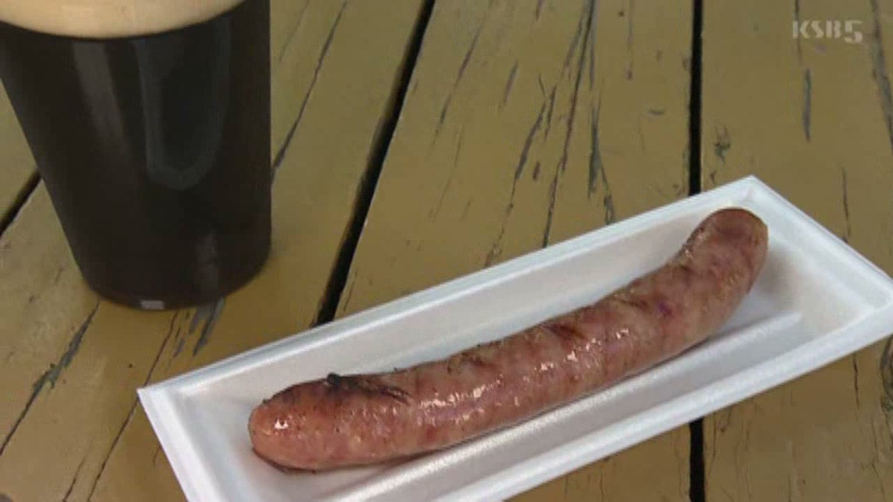 カフェ・プラッツのクラフトビール「シュバルツ」と自家製フランクフルト